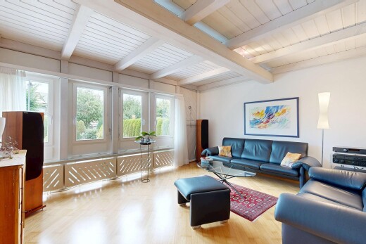 wohnzimmer mit wood finish floor, holzfußboden, inside property, drywall, und gipskartonwand