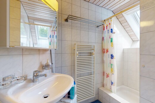 bad mit spiegel, inside property, tile wall, fliesenwand, und kühler