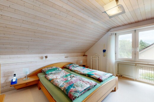 zimmer / schlafzimmer mit zusätzliches zimmer, vaulted ceiling, dachschräge, wood ceiling, und holzdecke