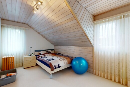zimmer / schlafzimmer mit wood ceiling, holzdecke, zusätzliches zimmer, track lighting, und deckenbeleuchtung