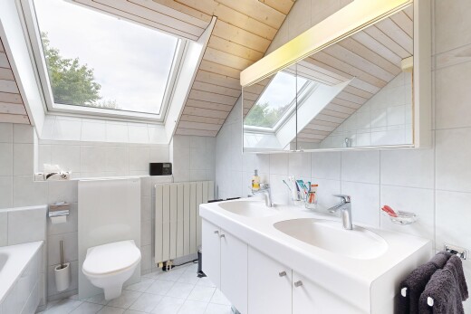 bad mit doppelwaschtisch, spiegel, komplettes badezimmer, tile wall, und fliesenwand