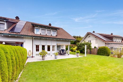 außenansicht mit schornstein, rasen, from property, terrasse, und solaranlage