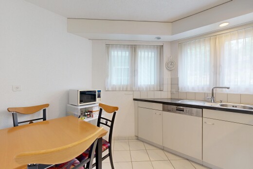 küche mit natural light, natürliches licht, arbeitsplatten, dark countertops, und light floor