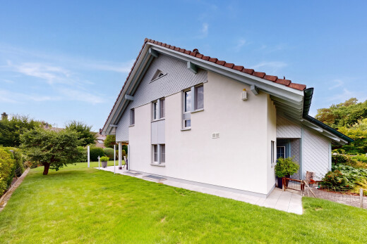 außenansicht mit rasen, stuckverkleidung, from property, ziegeldach, und day time