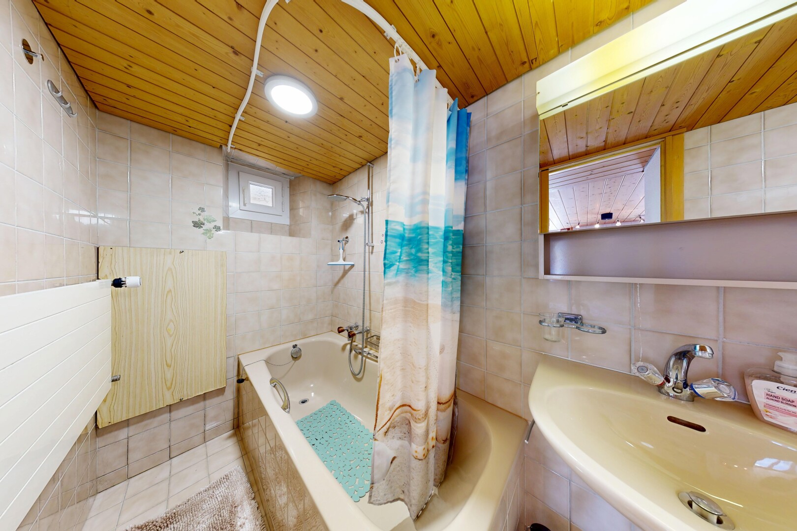 salle de bains avec mur en carrelage, tile wall, salle de bain complète, douche-bain combinés, et plafond en bois