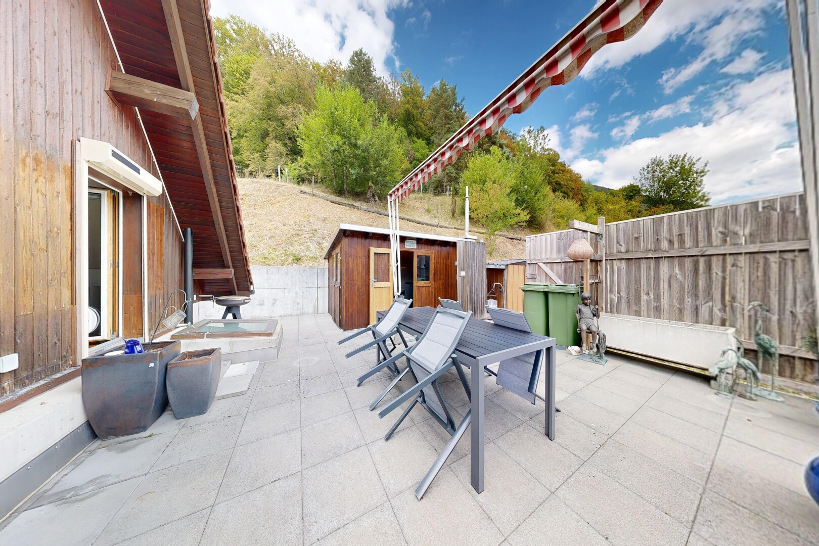 terrasse avec coin repas extérieur, terrasse, clôture, from property, et day time