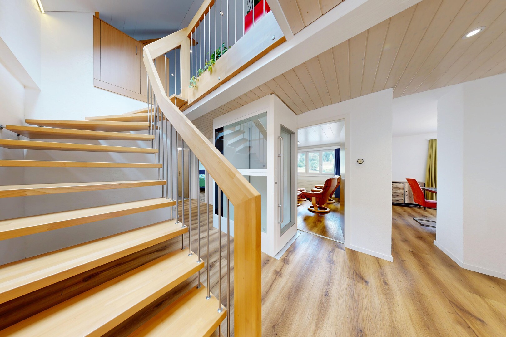 escaliers avec wood finish floor, sol en finition bois, wood finish stairs, drywall, et cloison sèche