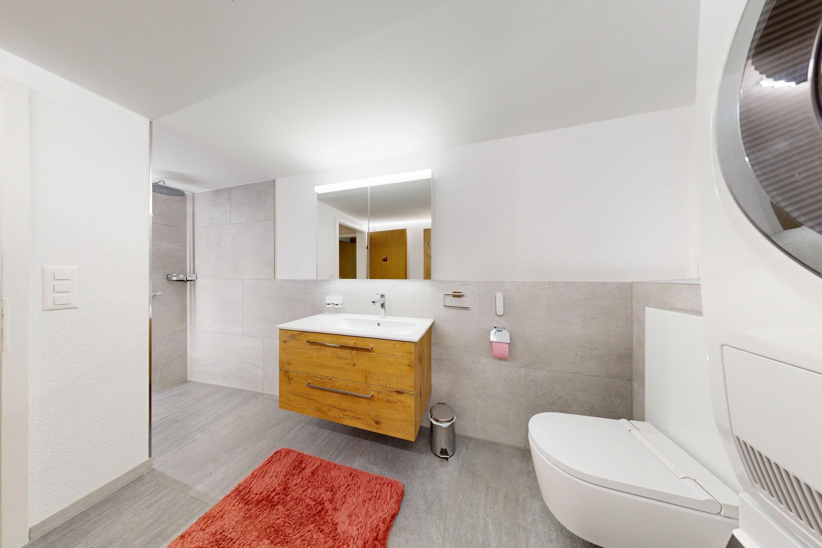 salle de bains avec tile wall, mur en carrelage, douche, salle de bain complète, et miroir