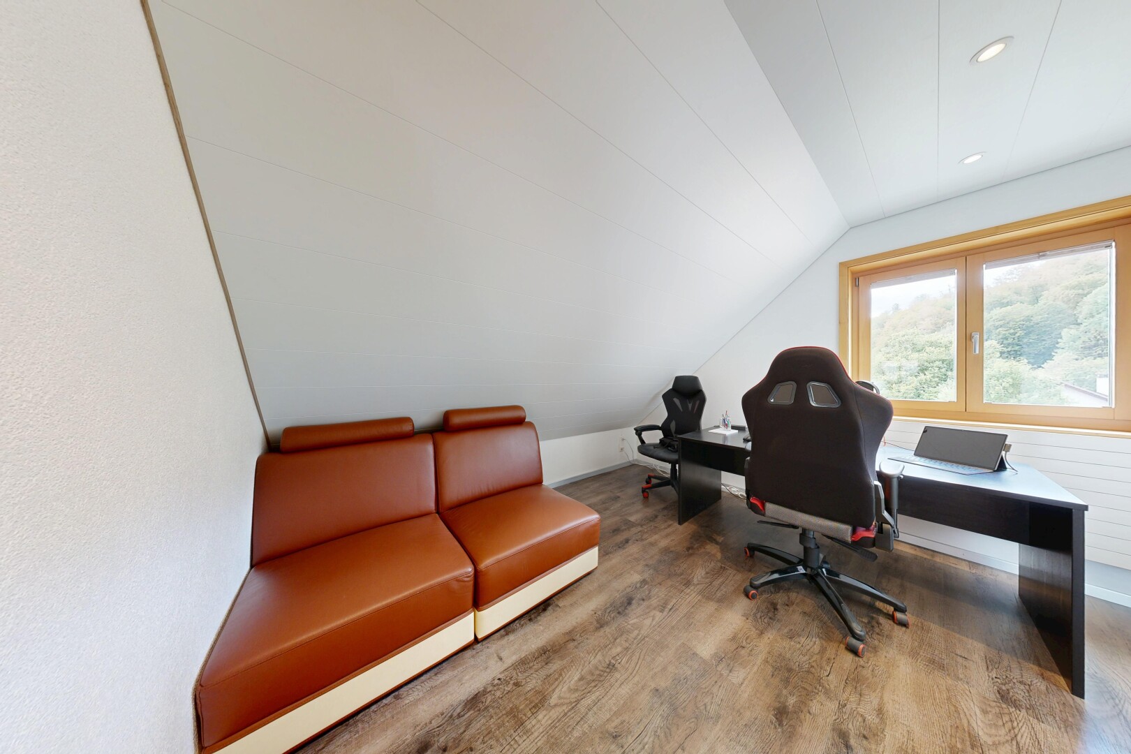 bureau avec pièce supplémentaire, wood finish floor, sol en finition bois, vaulted ceiling, et plafond voûté