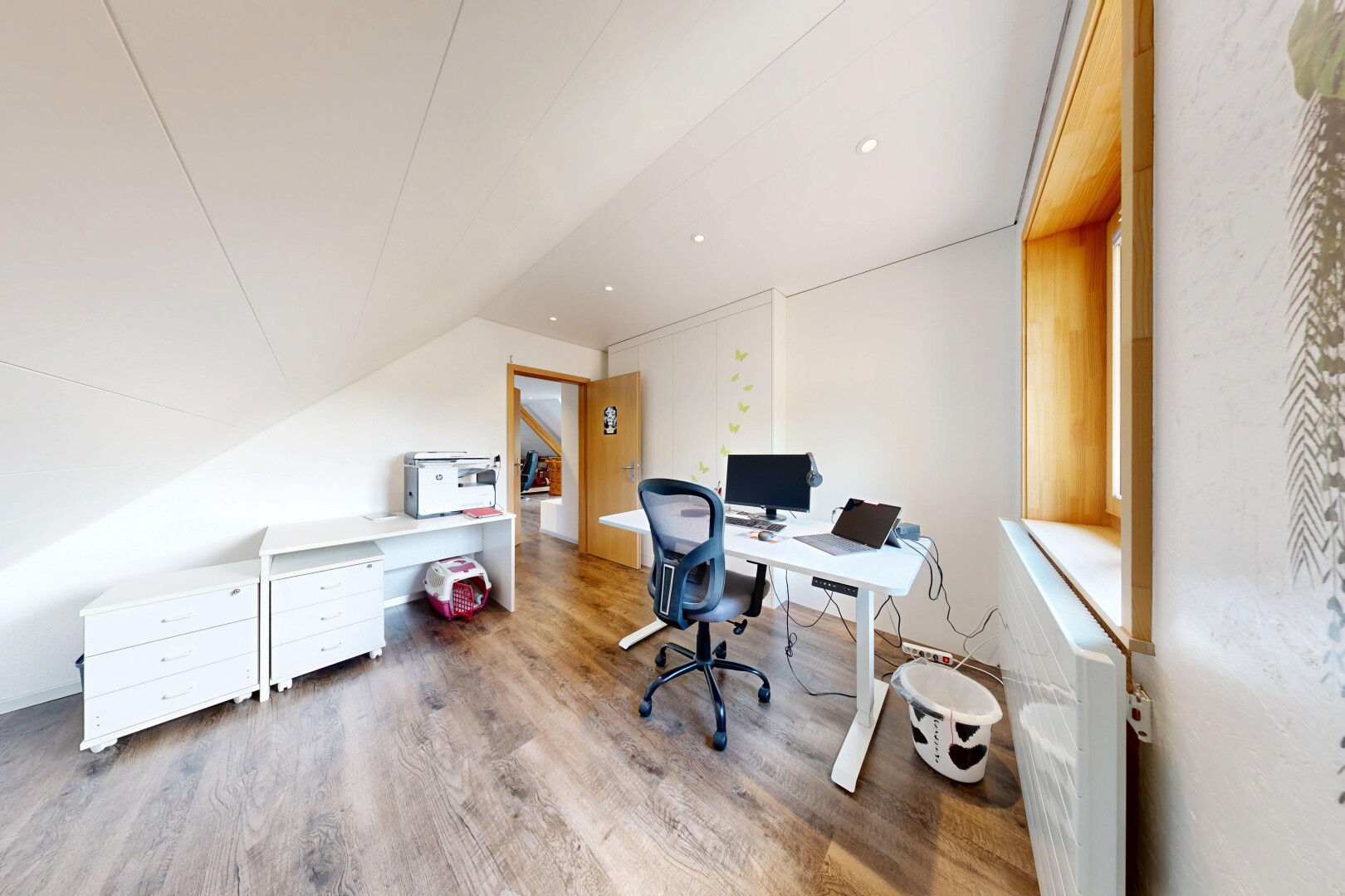 bureau avec wood finish floor, sol en finition bois, drywall, cloison sèche, et vaulted ceiling