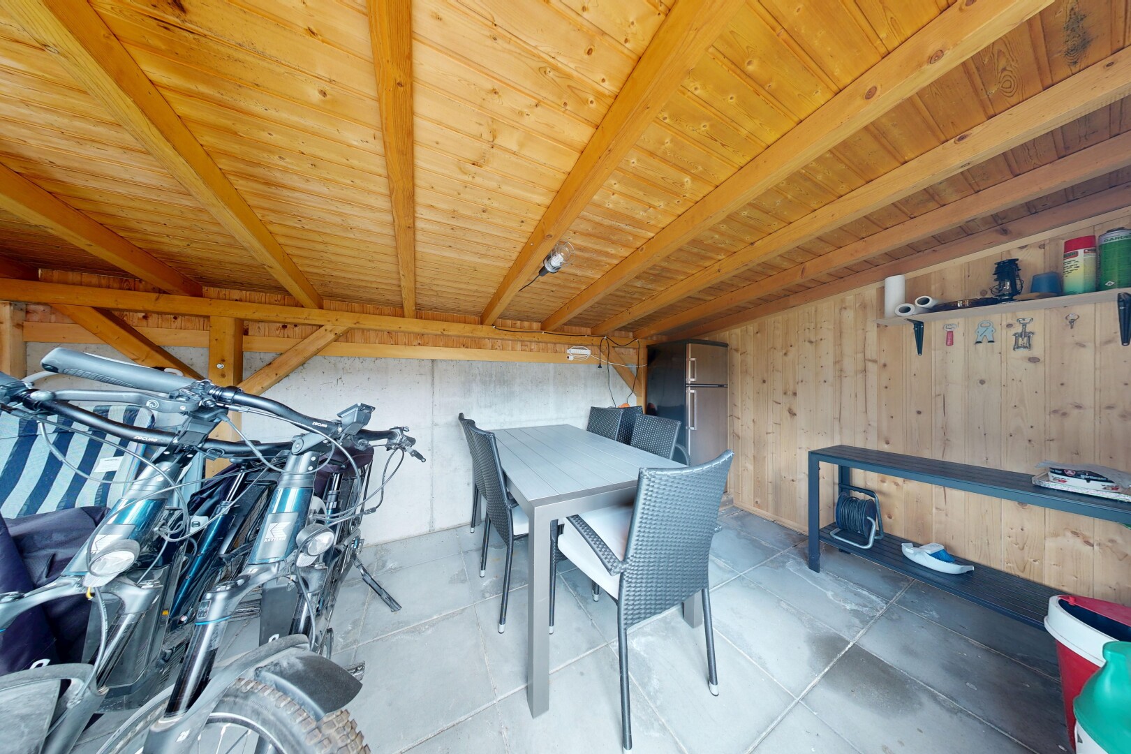 salle à manger avec dated wood wall, mur en bois, wood wall, plafond en bois, et wood ceiling