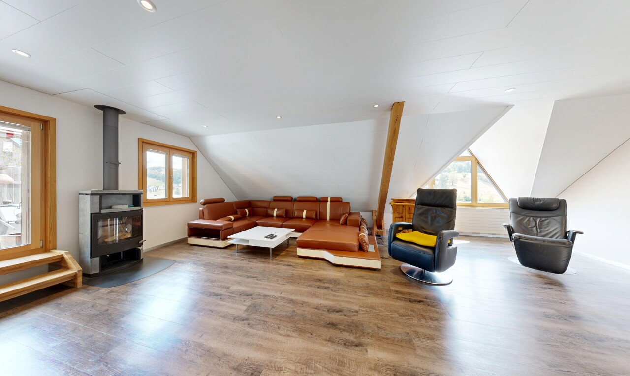 salon avec poêle à bois, wood finish floor, sol en finition bois, éclairage encastré, et drywall