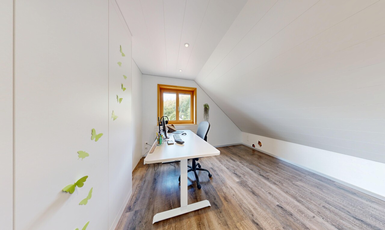 bureau avec pièce supplémentaire, vaulted ceiling, plafond voûté, wood finish floor, et sol en finition bois