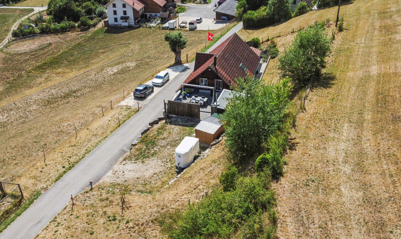 façade avec terrasse, pergola, et property visible