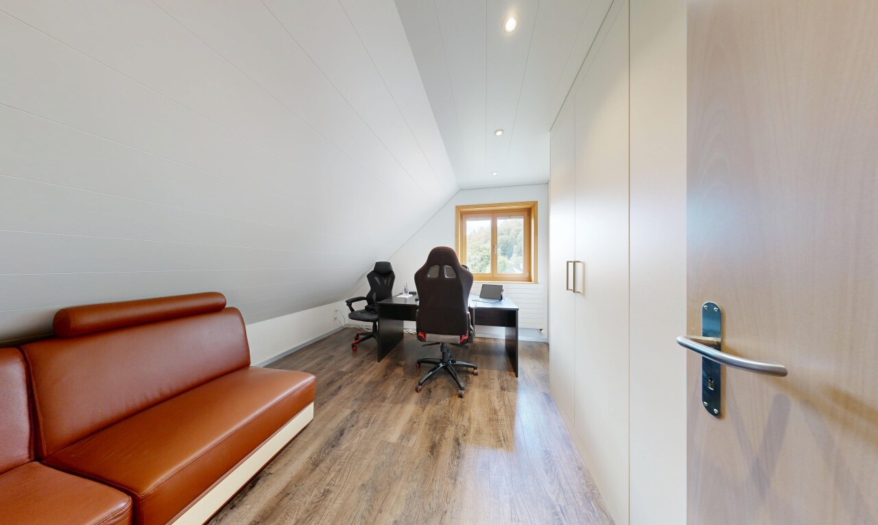 bureau avec pièce supplémentaire, wood finish floor, sol en finition bois, vaulted ceiling, et plafond voûté