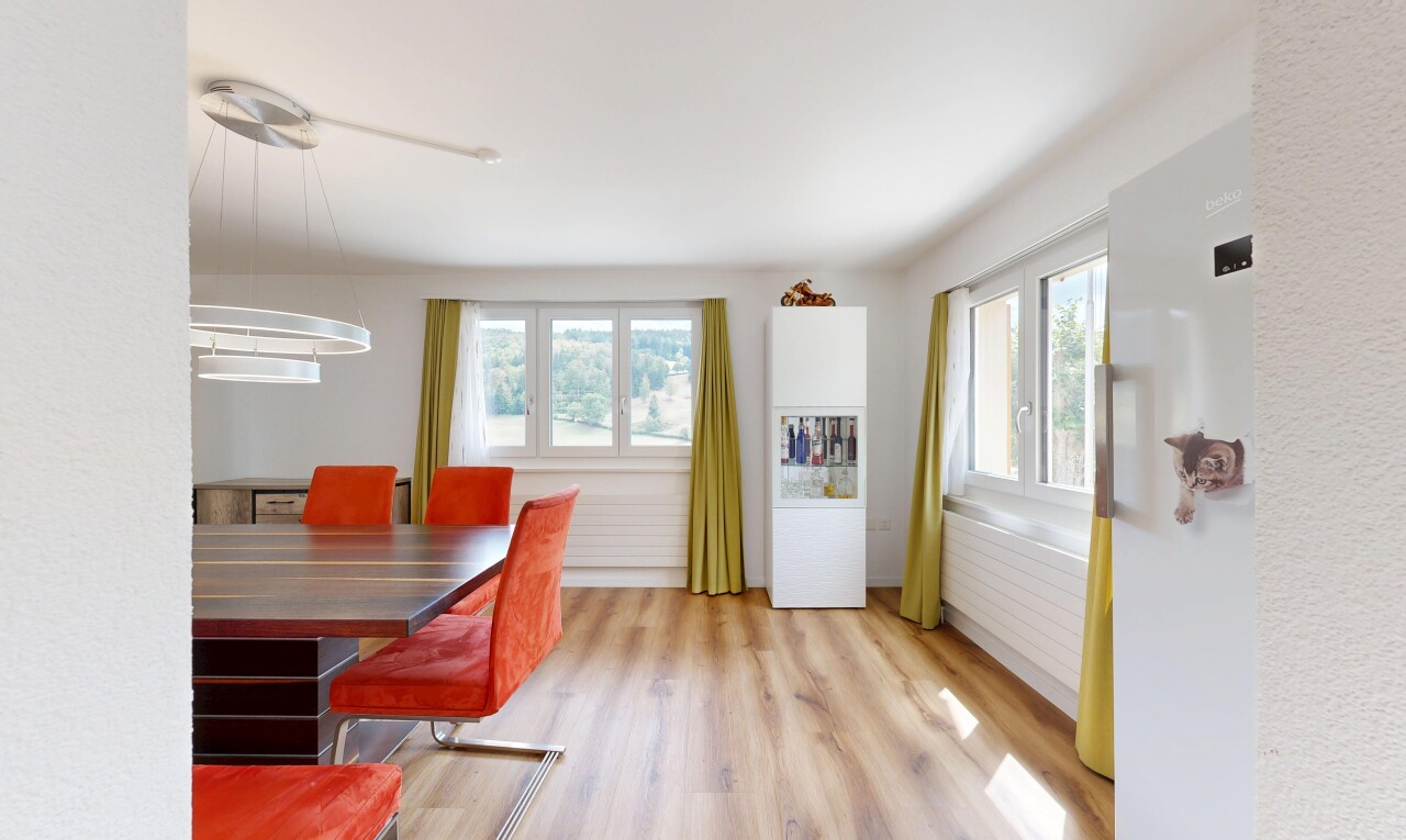 salle à manger avec wood finish floor, sol en finition bois, lumière naturelle, inside property, et light floor