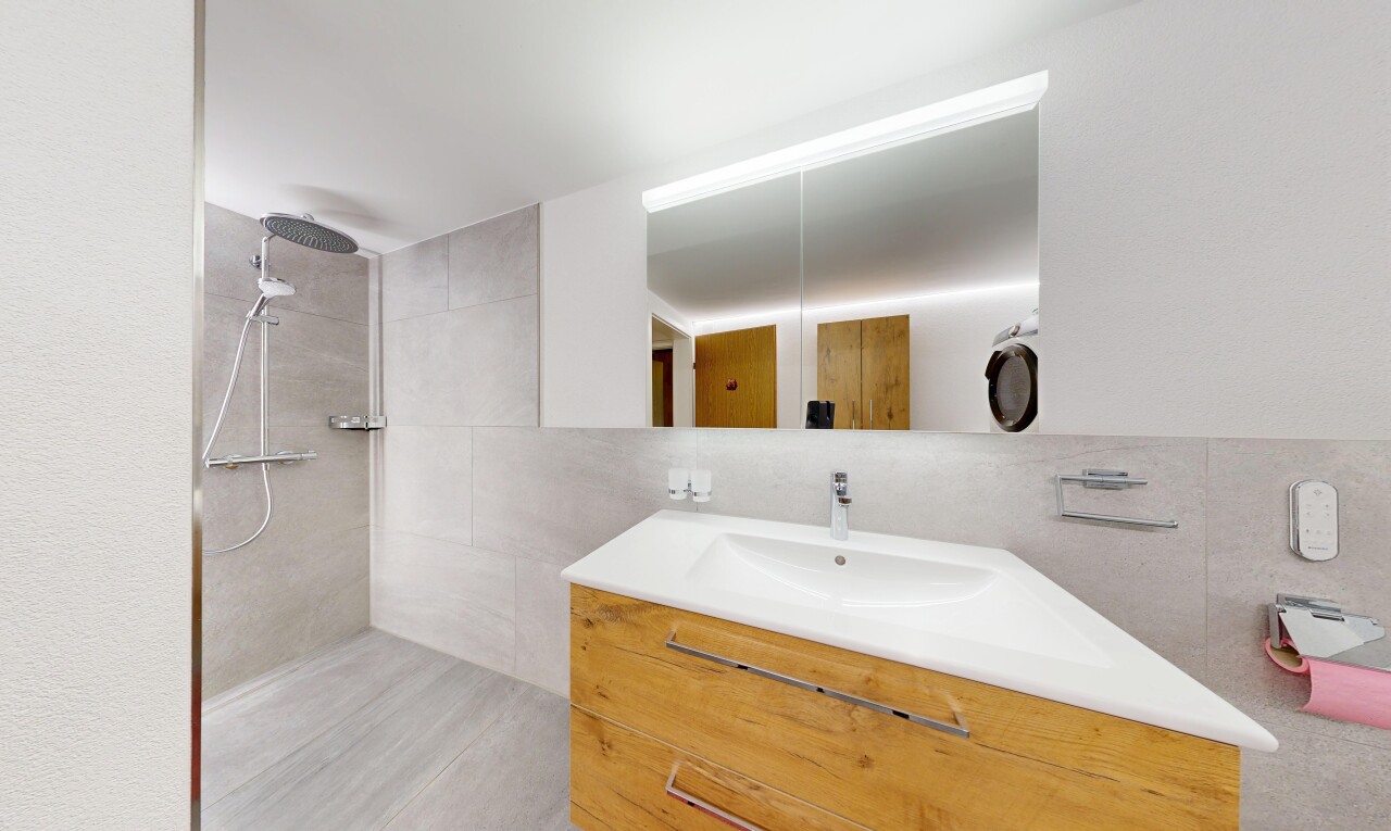salle de bains avec douche, tile wall, mur en carrelage, salle de bain complète, et miroir