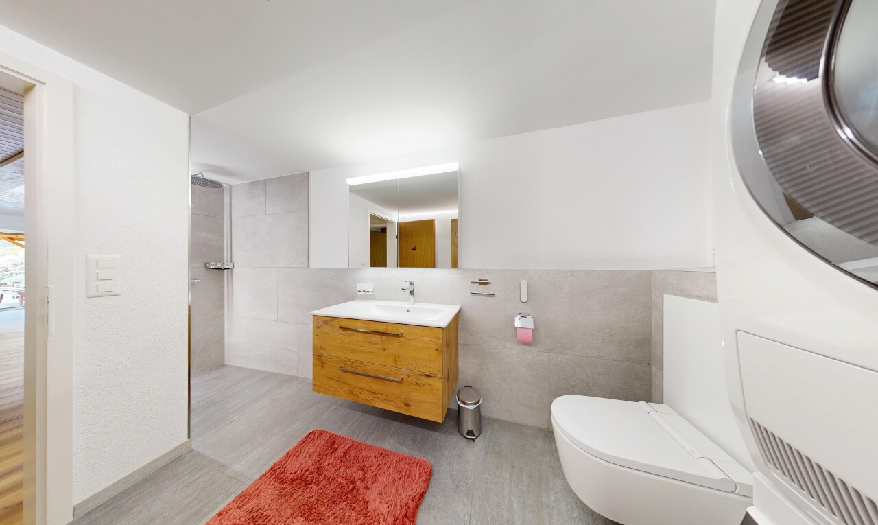 salle de bains avec tile wall, mur en carrelage, douche, salle de bain complète, et miroir