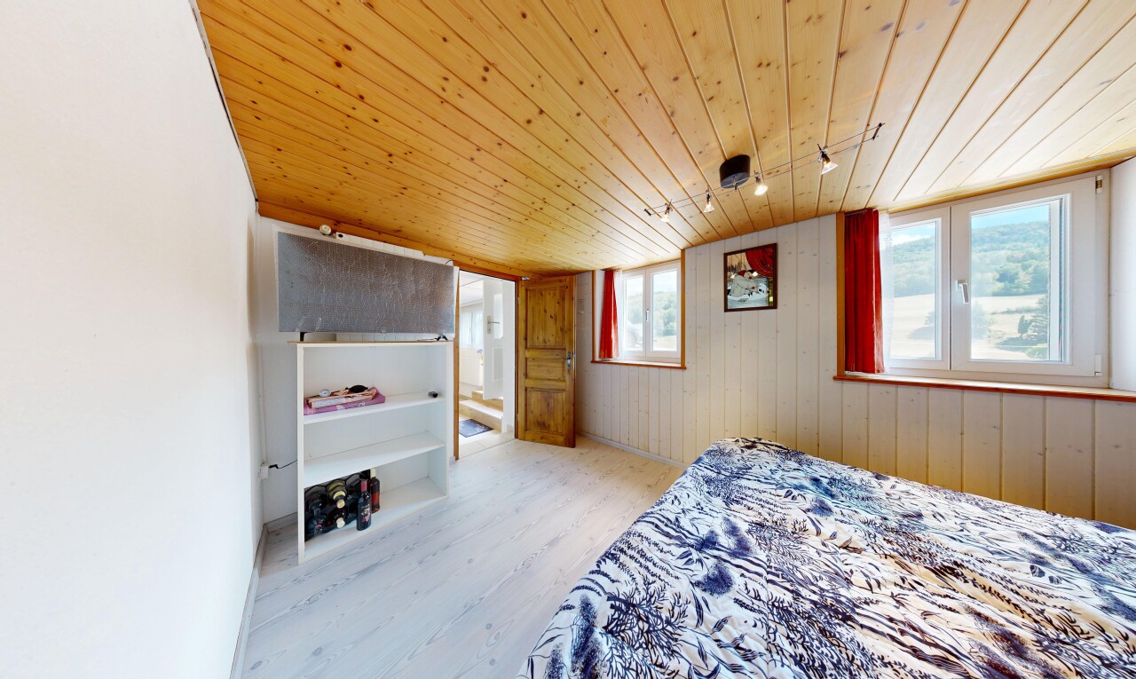chambre avec éclairage sur rail, low ceiling, plafond bas, wood finish floor, et sol en finition bois