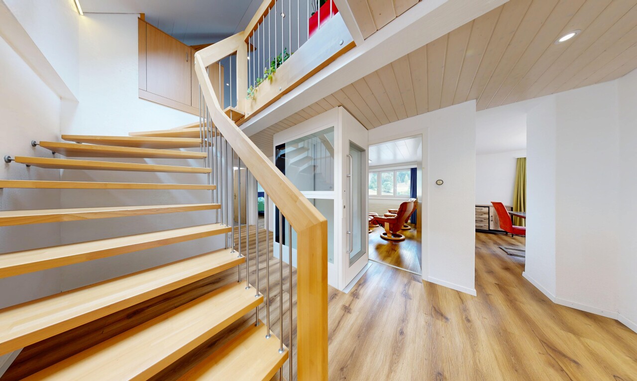 escaliers avec wood finish floor, sol en finition bois, wood finish stairs, drywall, et cloison sèche