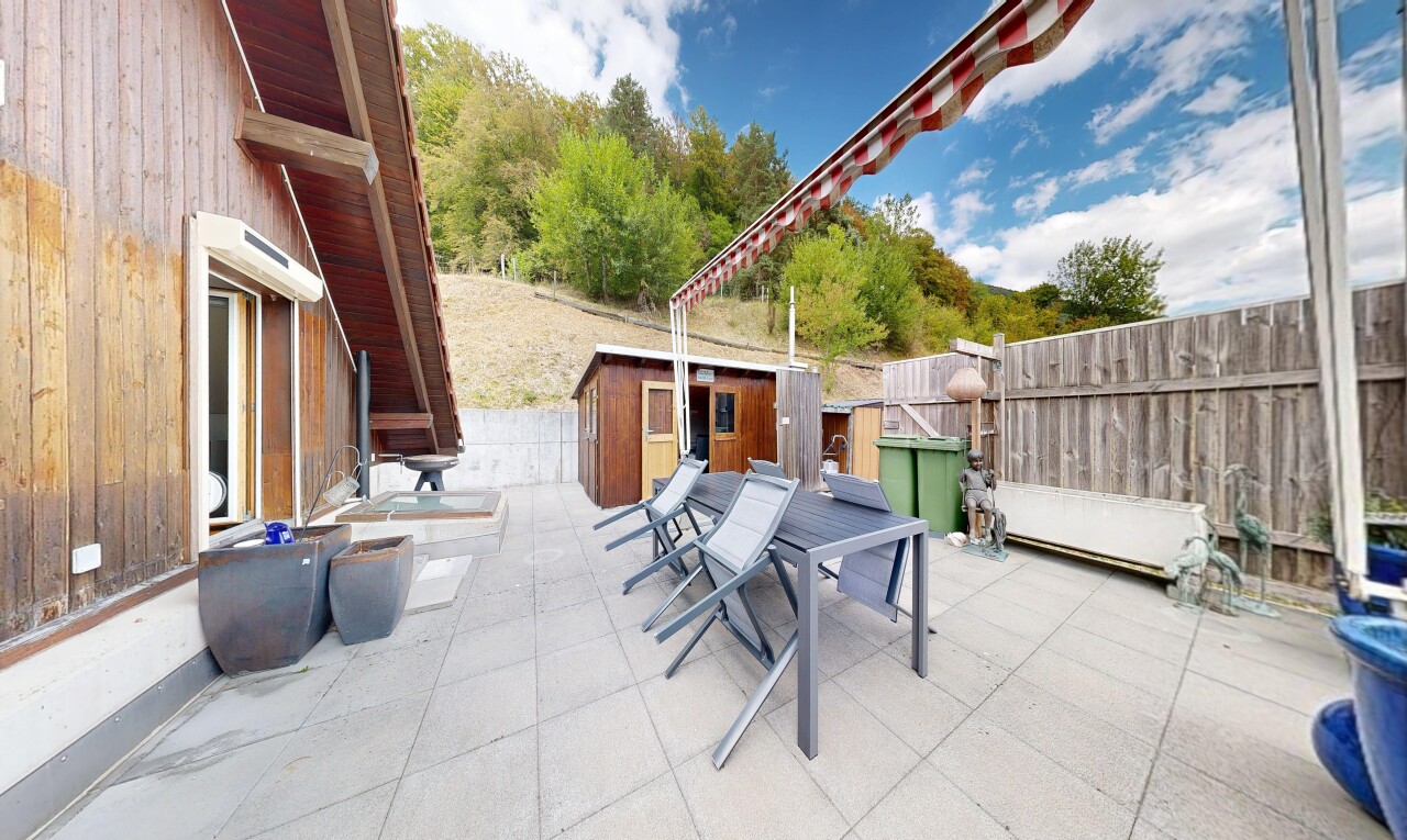 terrasse avec coin repas extérieur, terrasse, clôture, from property, et day time