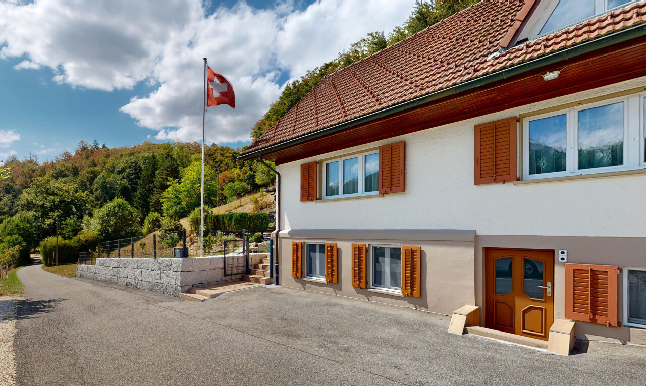 façade avec toit en tuiles, bardage en stuc, day time, et property visible