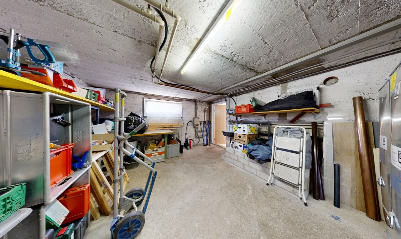 garde-manger avec lumière naturelle et sous-sol