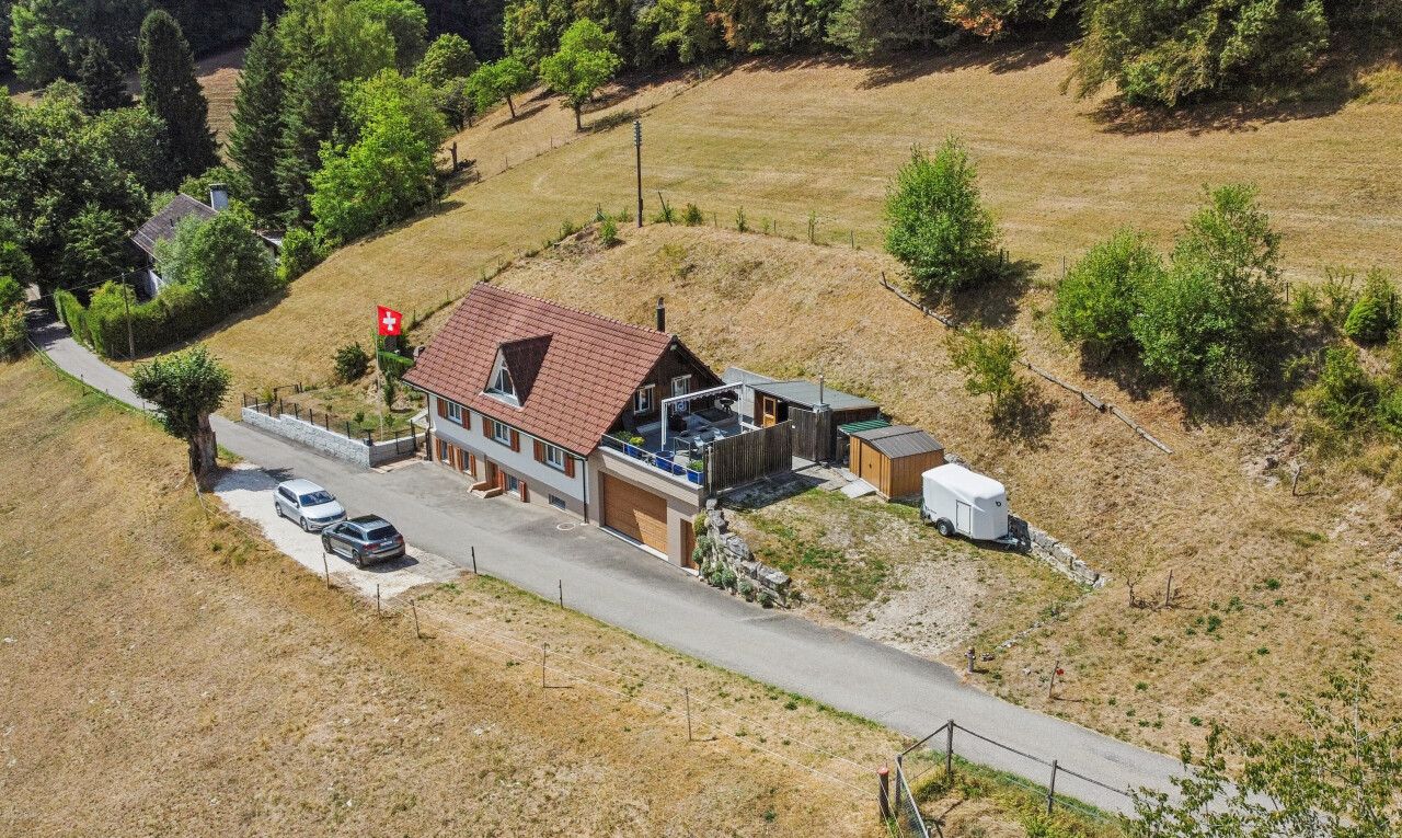 façade avec property visible, rural view, vue rurale, et garage