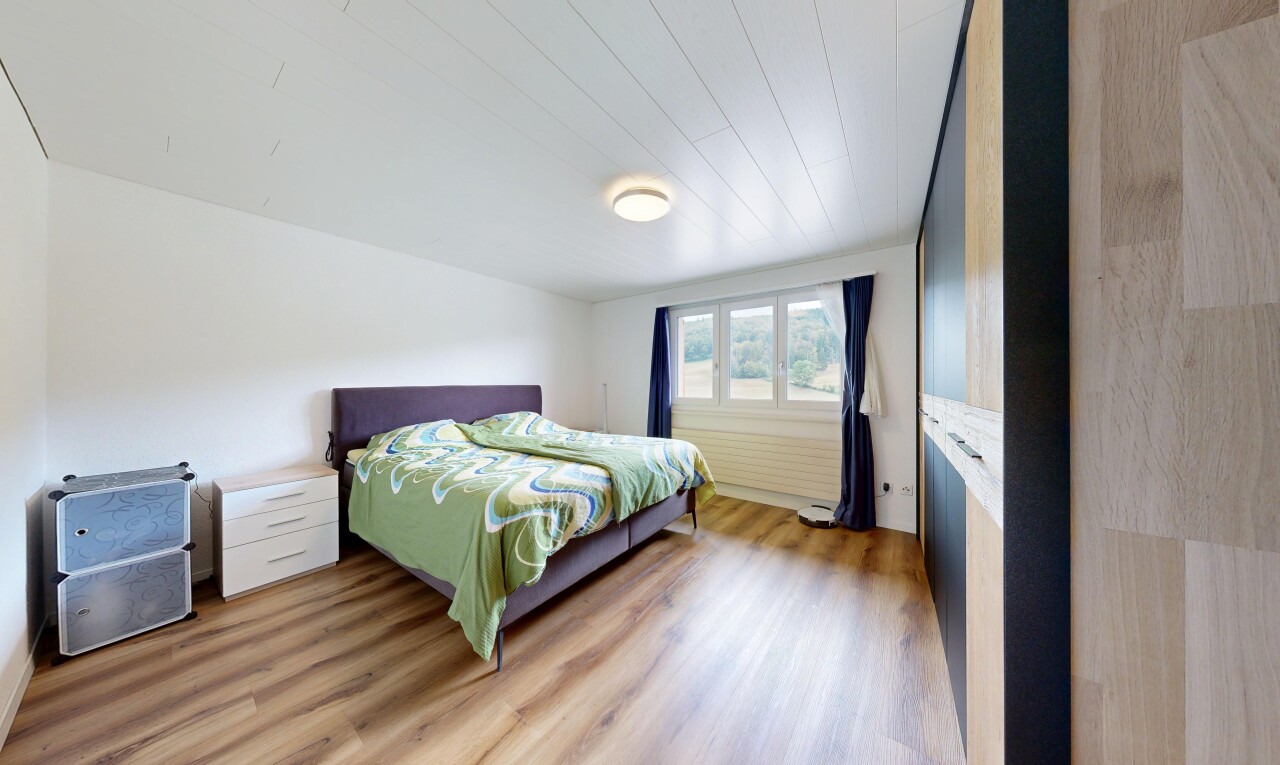 chambre avec sol en finition bois, wood finish floor, cloison sèche, drywall, et inside property