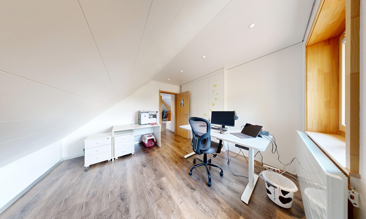 bureau avec wood finish floor, sol en finition bois, pièce supplémentaire, drywall, et cloison sèche