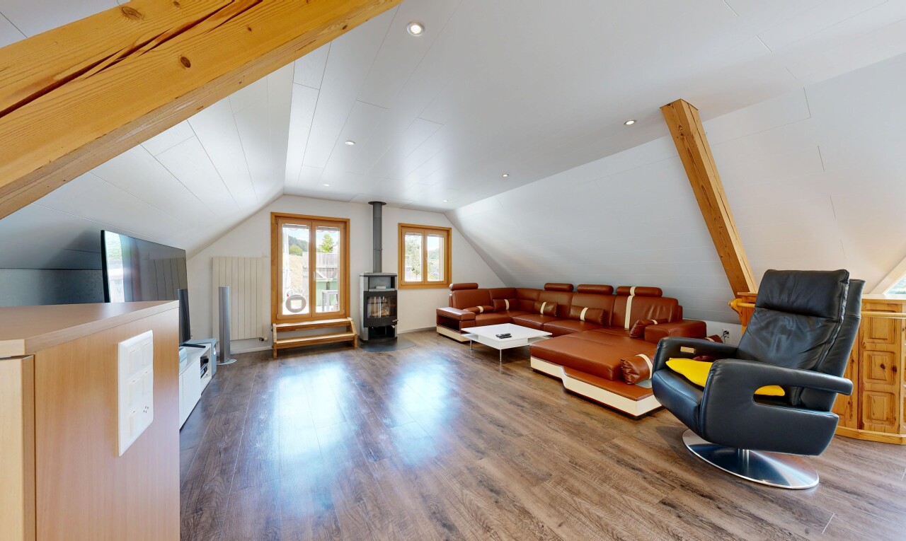 salon avec pièce supplémentaire, wood finish floor, sol en finition bois, vaulted ceiling, et plafond voûté