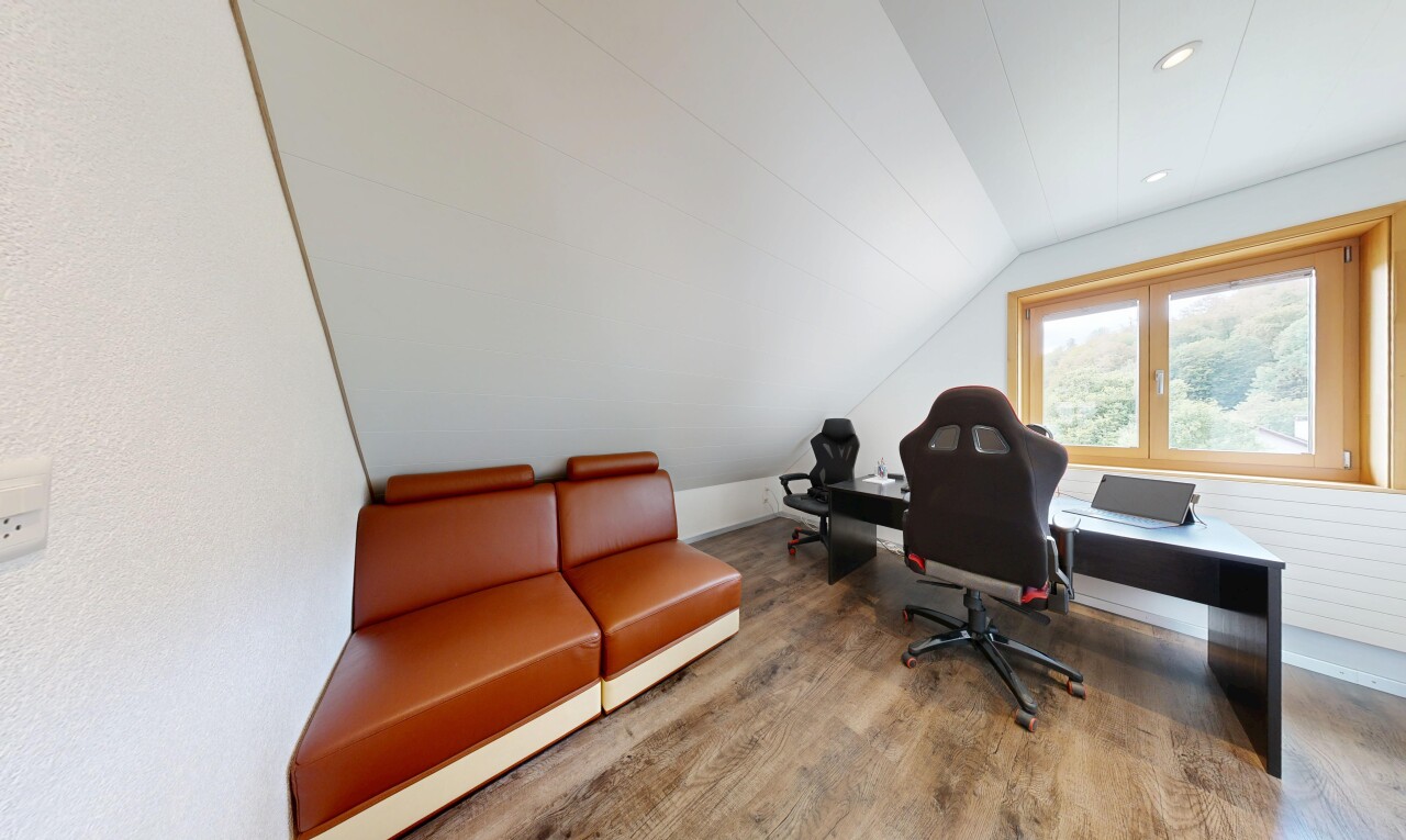bureau avec pièce supplémentaire, wood finish floor, sol en finition bois, vaulted ceiling, et plafond voûté