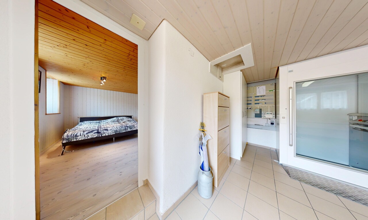 couloir avec plafond en bois, wood ceiling, inside property, sol en carrelage, et tile floor