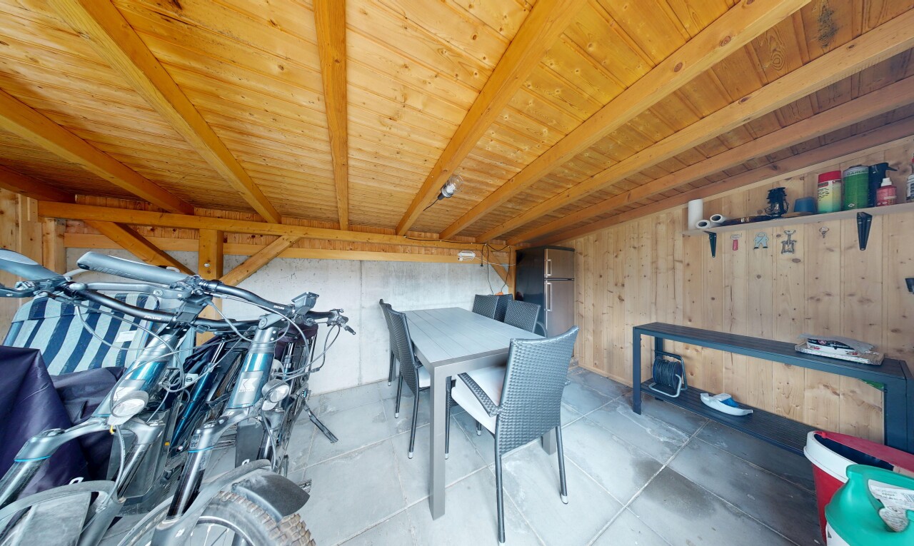 salle à manger avec dated wood wall, mur en bois, wood wall, plafond en bois, et wood ceiling