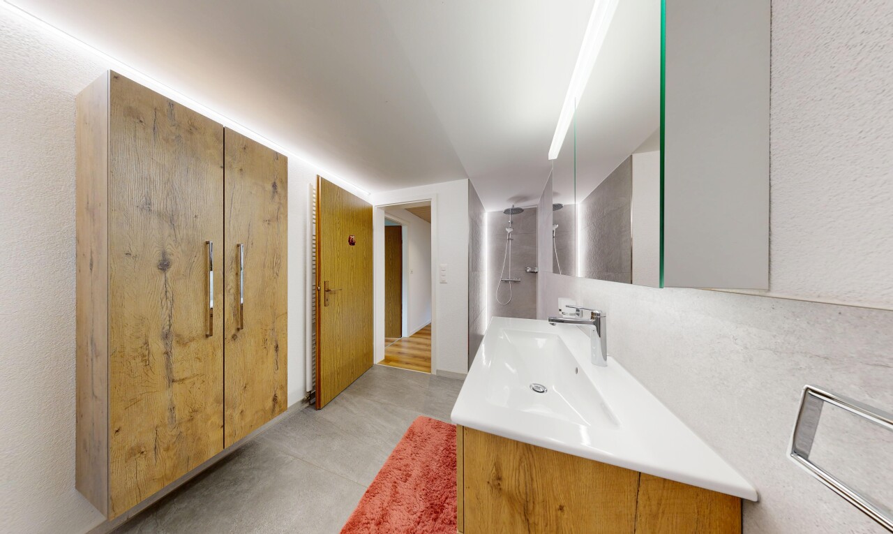 salle de bains avec douche, salle de bain complète, lavabo (ou coiffeuse selon le contexte), évier, et inside property