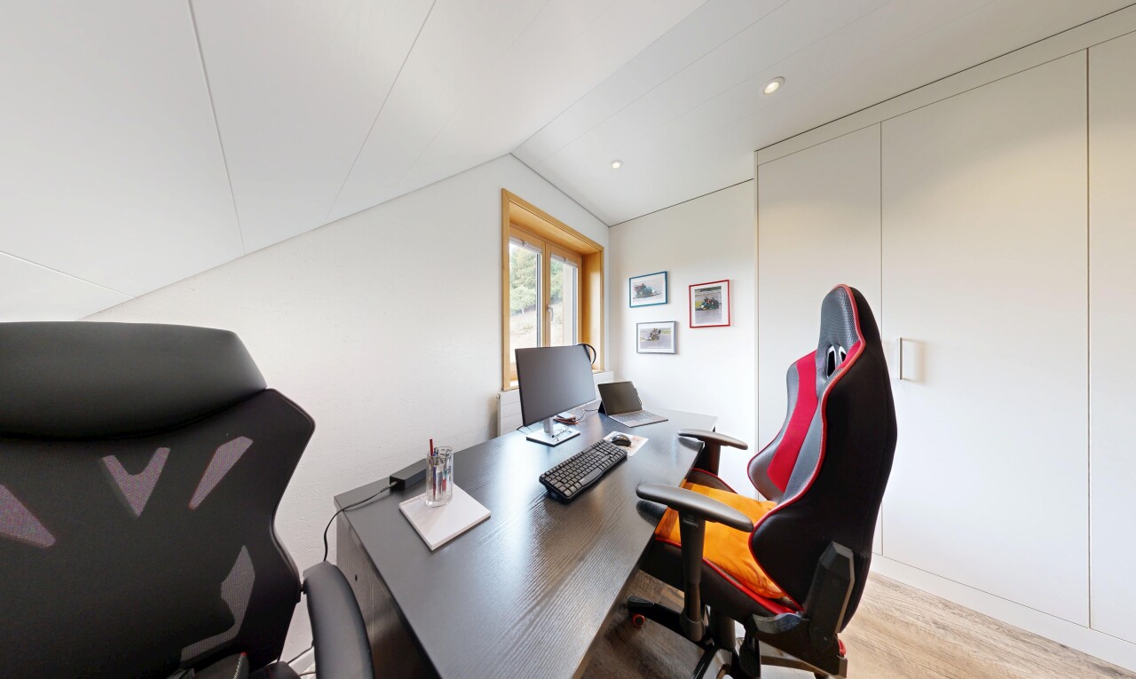 bureau avec wood finish floor, sol en finition bois, éclairage encastré, télévision, et vaulted ceiling