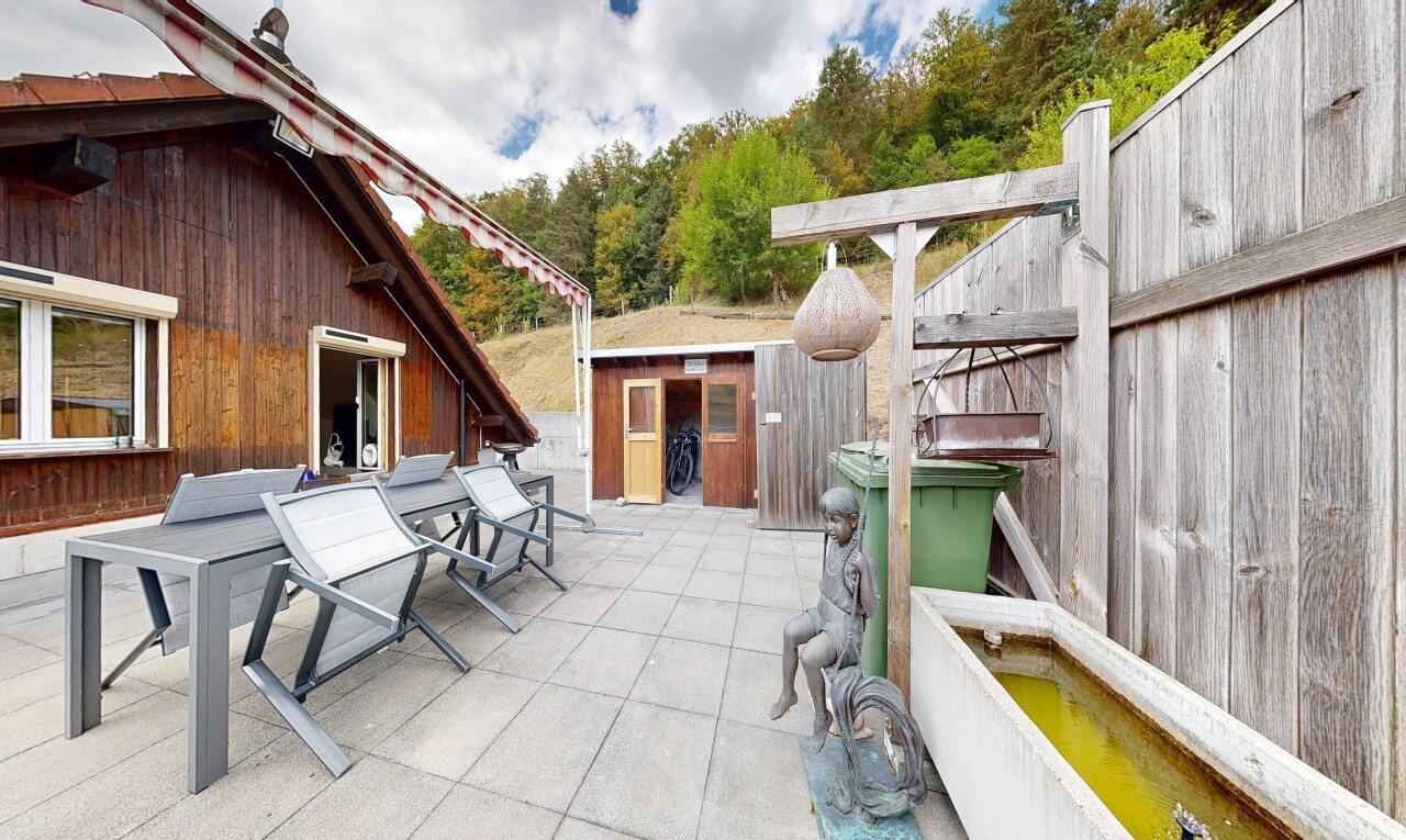 terrasse avec clôture, terrasse, et from property