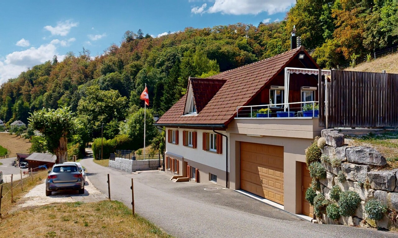 façade avec balcon, vue sur la forêt, forest view, day time, et property visible