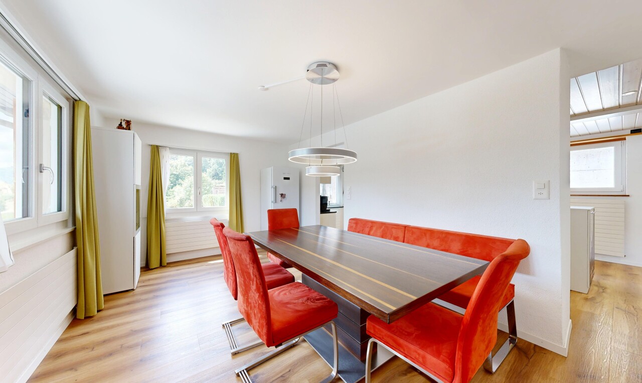 salle à manger avec wood finish floor, sol en finition bois, lumière naturelle, drywall, et cloison sèche