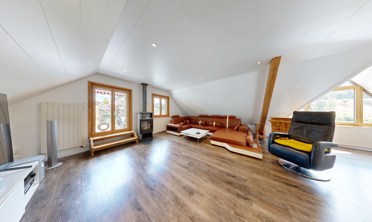 salon avec radiateur, wood finish floor, sol en finition bois, pièce supplémentaire, et vaulted ceiling