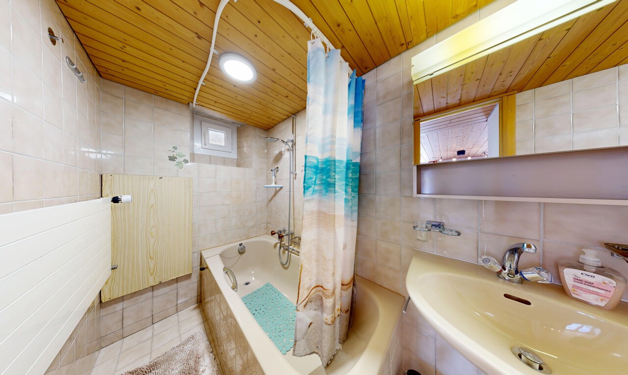 salle de bains avec mur en carrelage, tile wall, salle de bain complète, douche-bain combinés, et plafond en bois