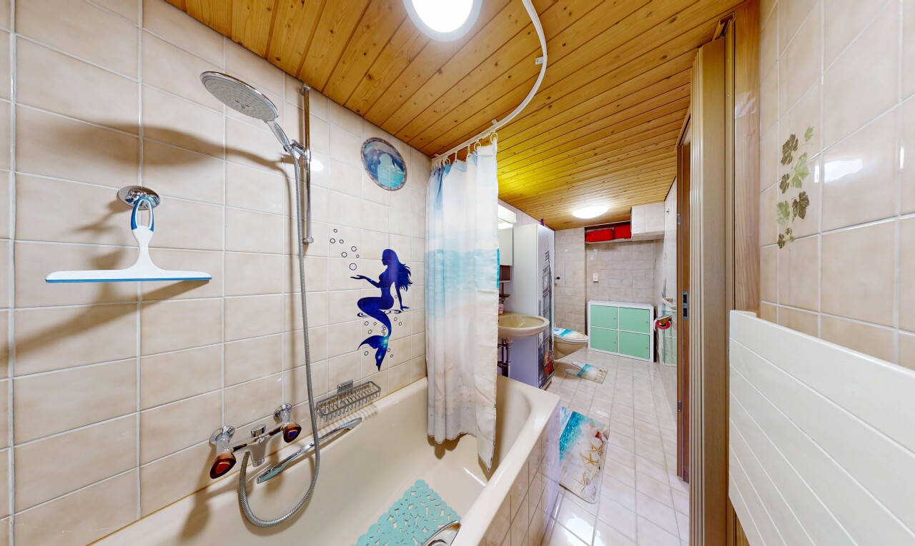 salle de bains avec mur en carrelage, tile wall, plafond en bois, wood ceiling, et salle de bain complète