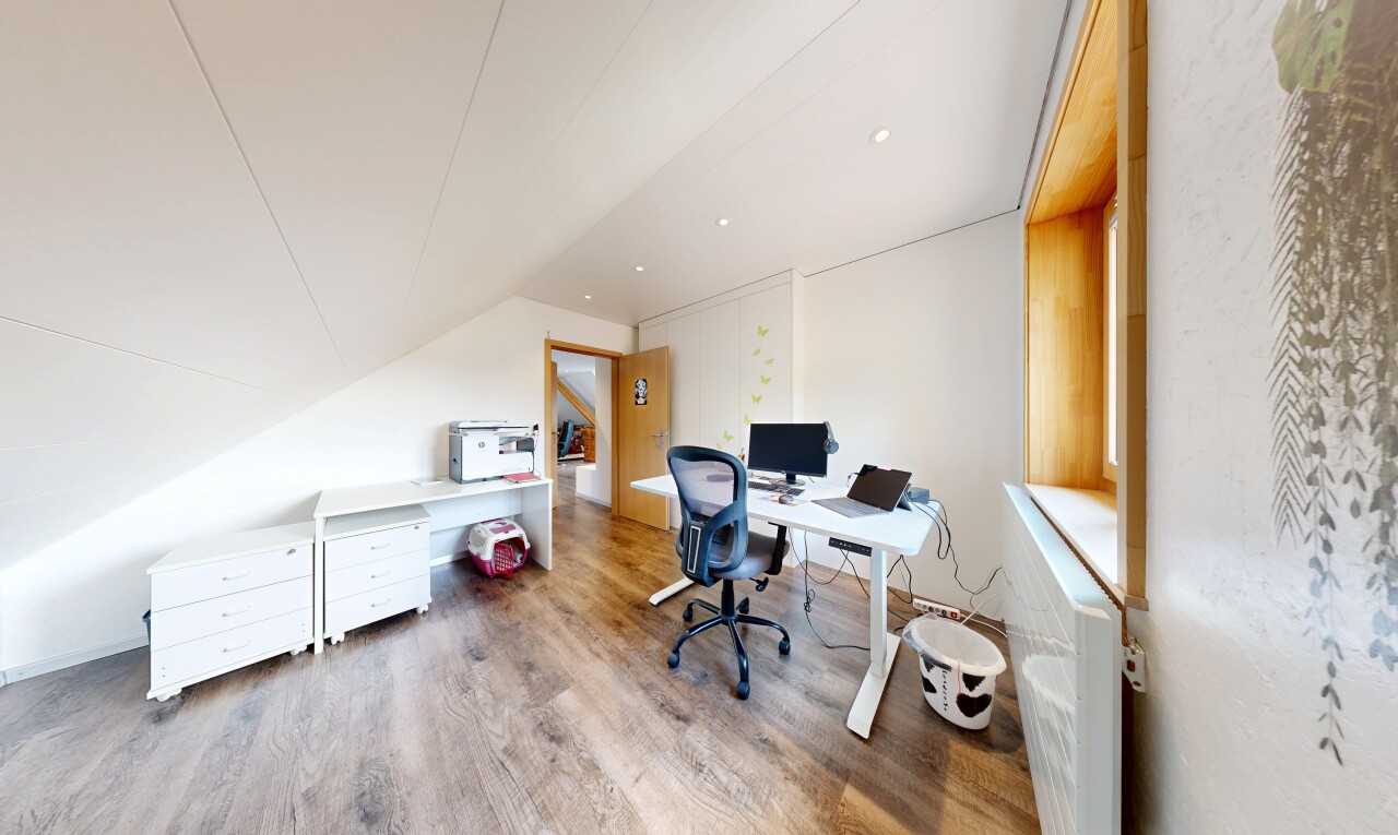 bureau avec wood finish floor, sol en finition bois, drywall, cloison sèche, et vaulted ceiling