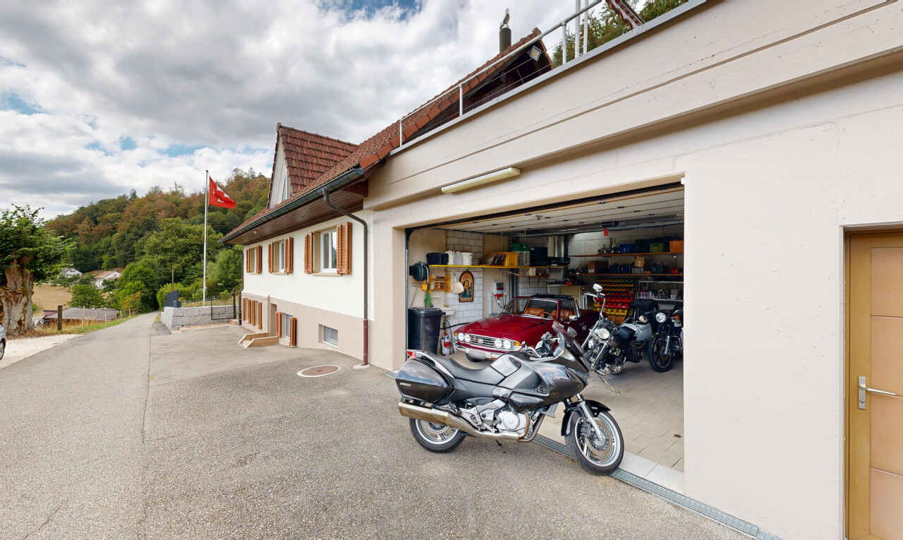 extérieur du bâtiment avec garage