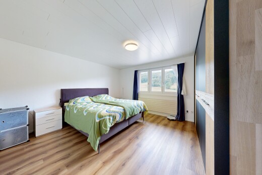 chambre avec sol en finition bois, wood finish floor, cloison sèche, drywall, et inside property
