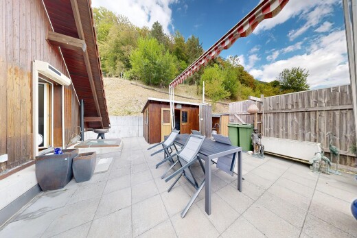 terrasse avec coin repas extérieur, terrasse, clôture, from property, et day time