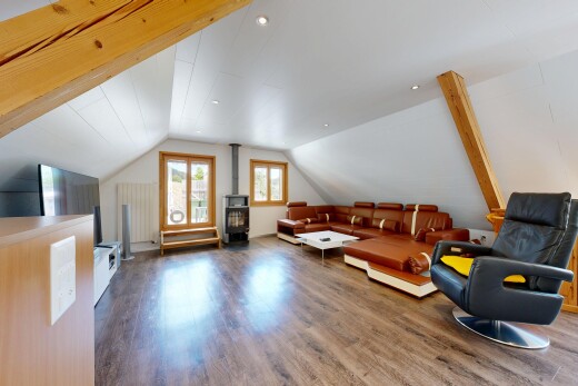 salon avec pièce supplémentaire, wood finish floor, sol en finition bois, vaulted ceiling, et plafond voûté