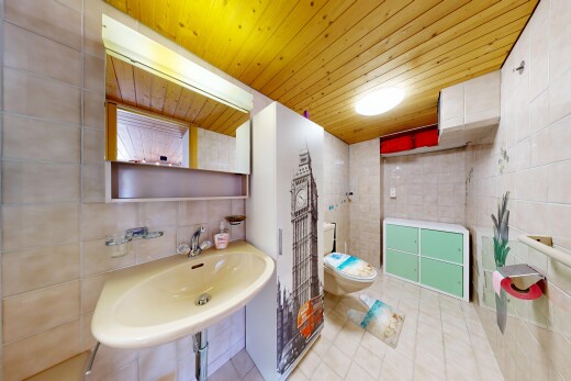 salle de bains avec tile wall, mur en carrelage, wood ceiling, plafond en bois, et toilette