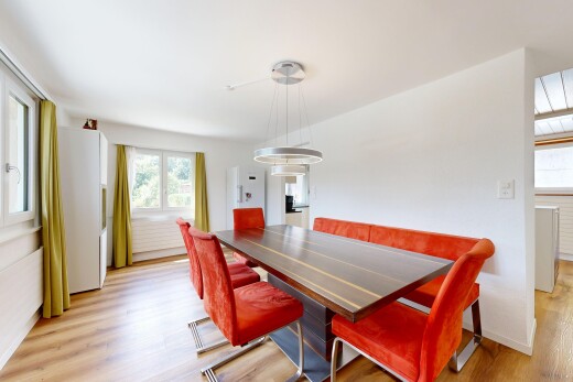 salle à manger avec wood finish floor, sol en finition bois, lumière naturelle, drywall, et cloison sèche