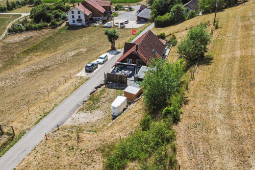 façade avec terrasse, pergola, et property visible